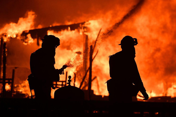 Kaliforniya alevler içinde yanıyor