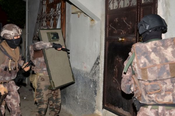 Adana'da uyuşturucu operasyonu: 11 kişi gözaltına alındı