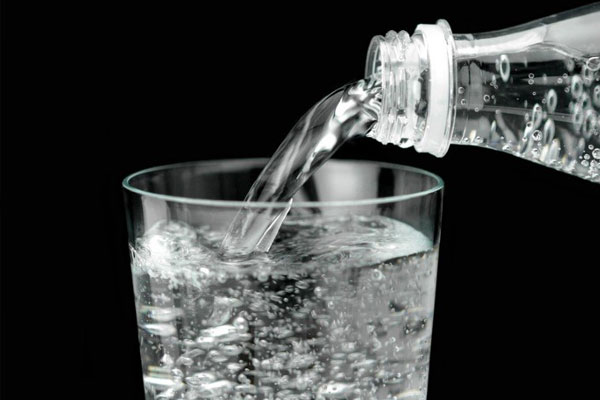 Maden suyunu bardakta içmeyin!