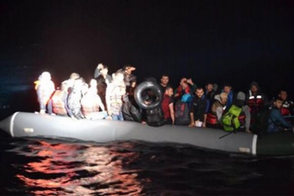 İzmir'de yurt dışına kaçmaya çalışan 61 göçmen yakalandı