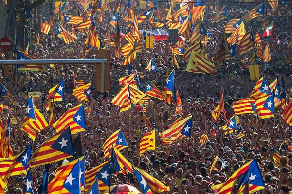 Katalonya krizinde tarihi gün: Bağımsızlık ilanı bekleniyor