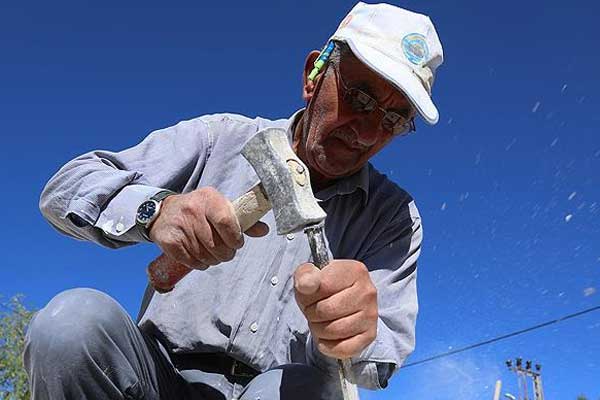 Usta eller şehit kadınlar için taşa şekil veriyor