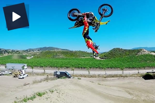 Ünlü motosikletçiden harika gösteri