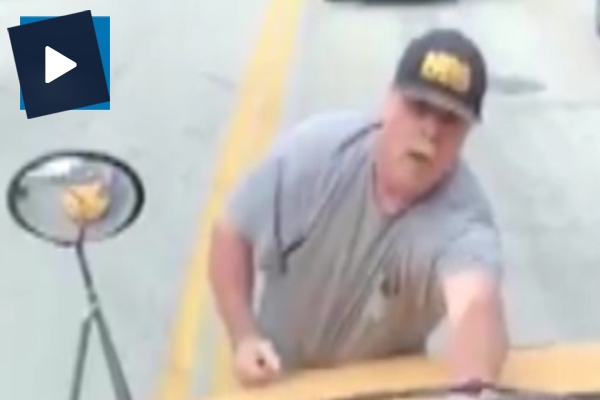 Seyir halindeki okul servisini böyle durdurmaya çalıştı