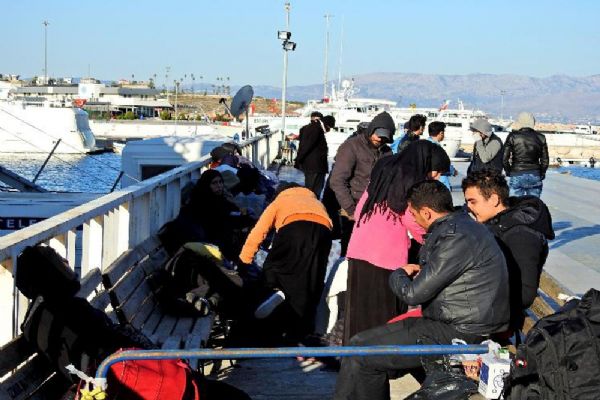 İzmir'de 54 Suriyeli göçmen yakalandı