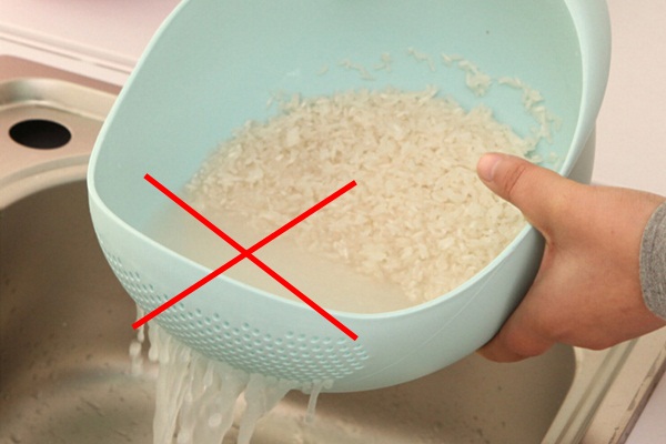 Pirinçleri yıkadıktan sonra suyunu dökmeyin