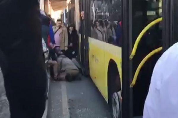 Metrobüs yayaya çarptı: 1 kişi yaralandı