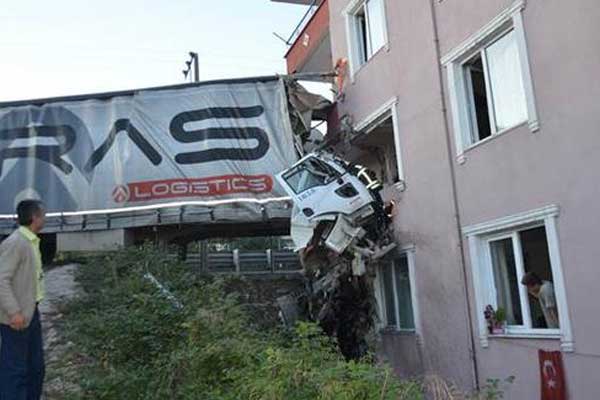 Kocaeli'de tır apartman dairesine girdi