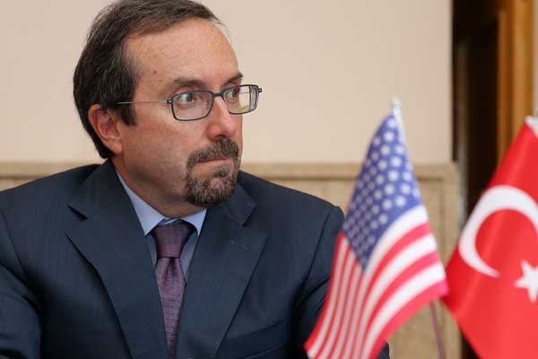 John Bass'in veda kokteylinde kimse yoktu