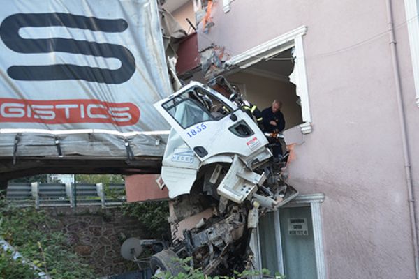 Kocaeli'de tır apartman dairesine girdi: 1 kişi hayatını kaybetti