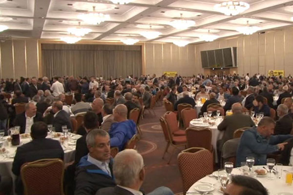 Taksiciler Uber'e karşı bir araya geldi