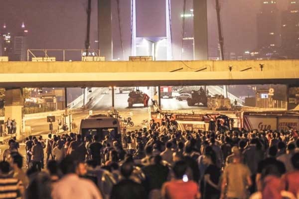 15 Temmuz'da 'Uyuyordum' diyen FETÖ'cüye mahkeme başkanından sert yanıt!
