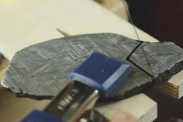 İnternetten satın aldığı meteordan yüzük yaptı