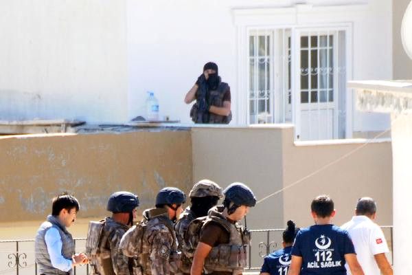 Gaziantep'te baskın yapılan evde polise ateş açıldı!