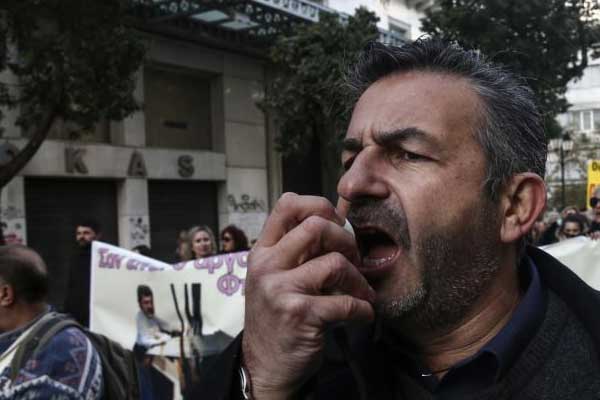 Yunanistan'da sağlık çalışanları ayakta