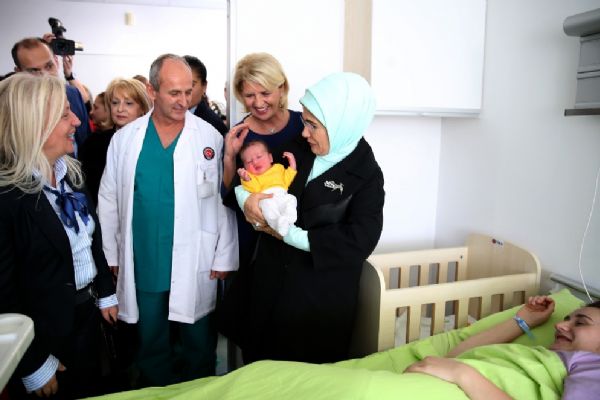 Emine Erdoğan, Yeni Pazar'da hastane ziyaret etti