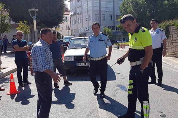 Manavgat'da motosiklet otomobile çarptı: 1 yaralı