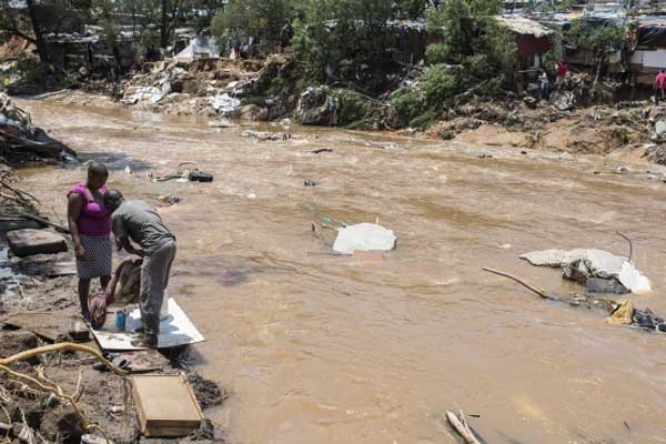 Güney Afrika'da sel 8 can aldı