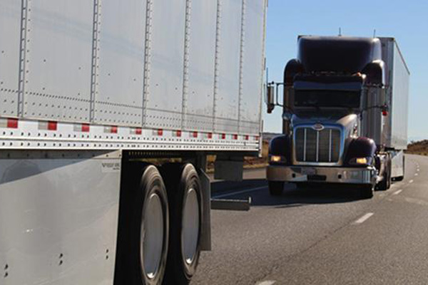 Husiler Yemen'e giden yardım tırlarına el koydu