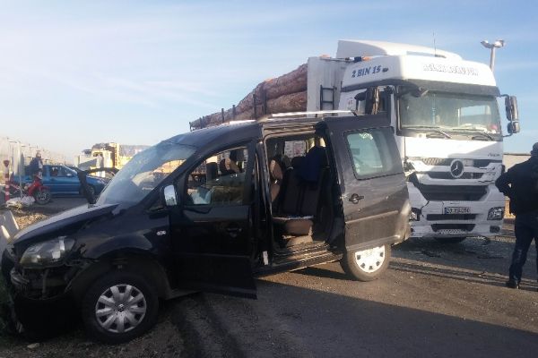 Tır ile ticari araç çarpıştı: 4 kişi yaralandı