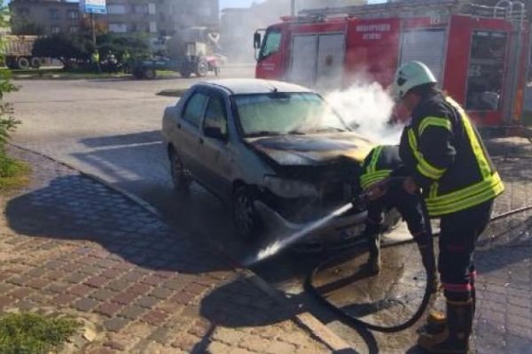 Manisa'da park halindeki otomobil yandı