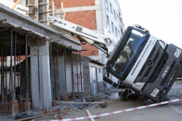 Beton pompası işçilerin üstüne devrildi: 2 yaralı,1 ölü