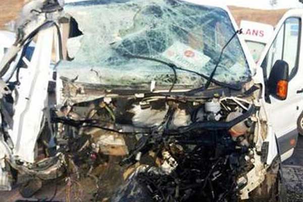 Batman'da öğrenci servisi ile belediye otobüsü çarpıştı