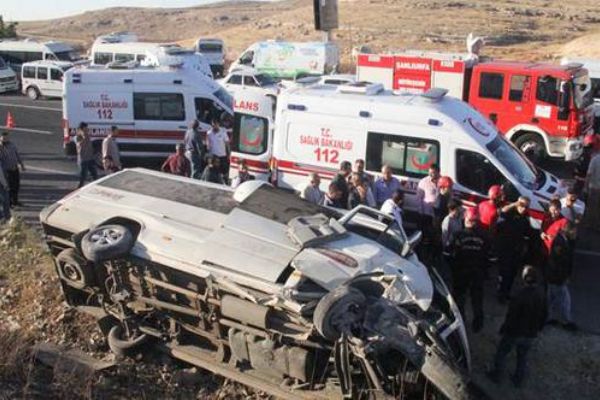Şanlıurfa'da işçi servisi devrildi: 14 işçi yaralandı