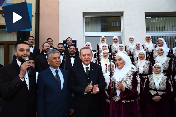 Erdoğan, Boşnak gençlerle ilahi söyledi