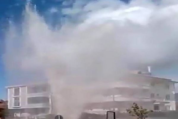 Erzincan'da su borusu patladı, yollar göle döndü