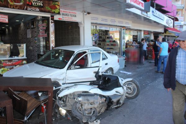 Antalya'da kırmızı ışıkta geçen otomobil ortalığı savaş alanına çevirdi