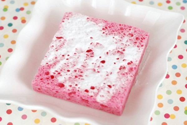 Karbonat dökülen bulaşık süngerinin bakın ne faydası var