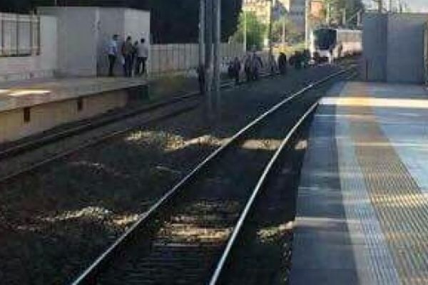 İzmir'de trenin önüne atlayıp intihar etti
