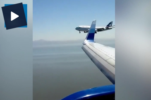 İki uçak iniş anında yan yana gelirse...