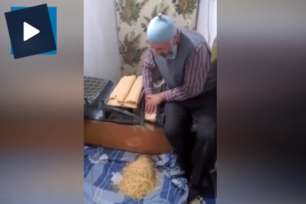 Sivaslı amcadan sıra dışı erişte kesme düzeneği