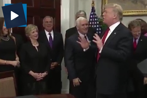 Trump imza atmayı unuttu, salondakiler kahkahaya boğuldu