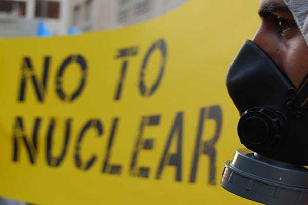 Greenpeace'den havai fişekli protesto