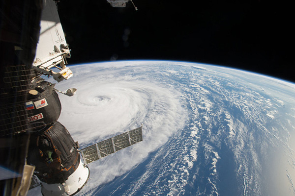 Çin'in uydusu dünyaya düşüyor