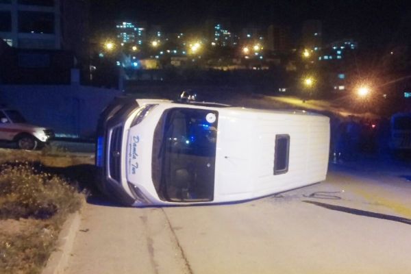 Minibüsle çarpışan okul servisi devrildi: 14 yaralı