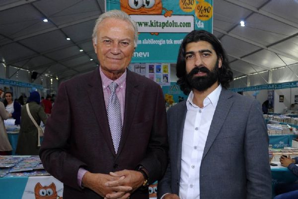 Ediz Hun ve Ahmet Ümit kitaplarını imzaladı