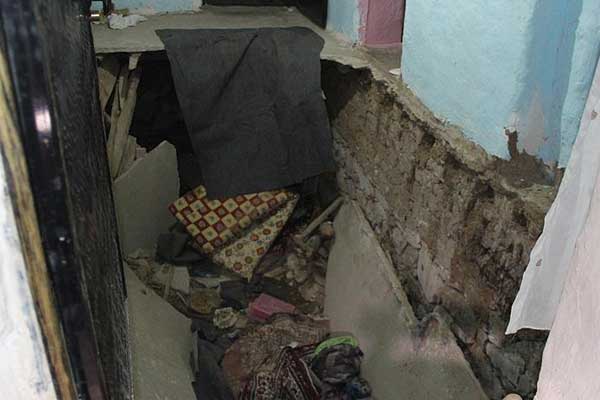 Konya'da tek katlı evin salonu çöktü