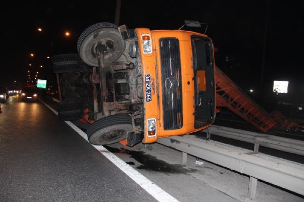 TEM'de vinç devrildi: 1 kişi öldü, 1 kişi yaralandı