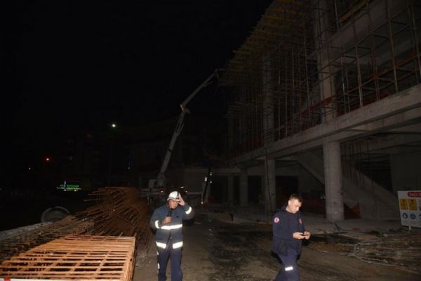 Antalya'da beton dökülürken iskele çöktü; 7 işçi yaralandı