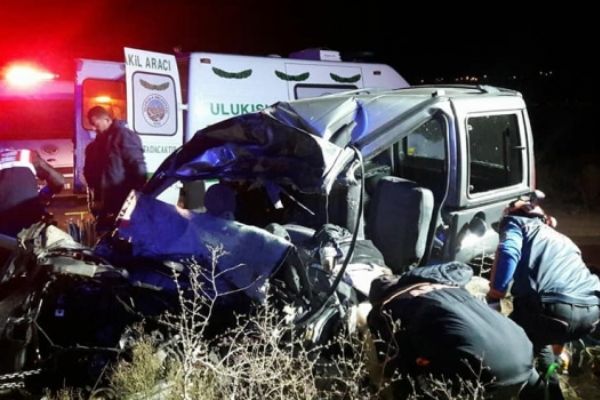 Hafif ticari araç ile TIR çarpıştı: 3 kişi öldü