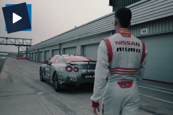 PlayStation 4 ile kumanda edilen ilk otomobil piste çıktı