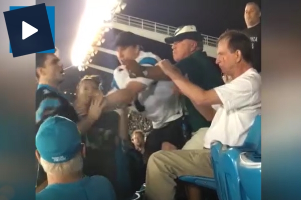 Yaşlı adama tribünde feci dayak!