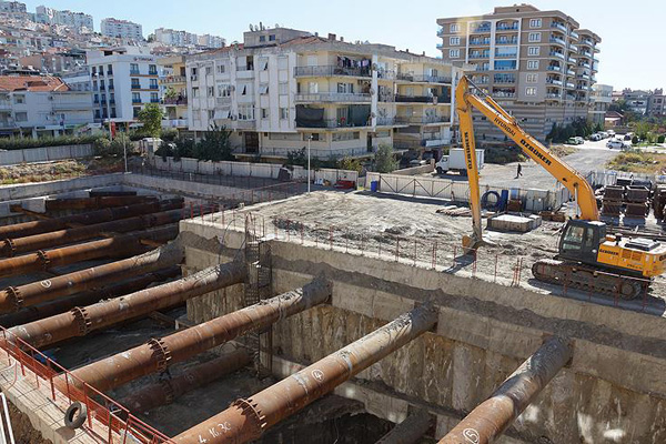 Yol çökmesi sonucu evler hasar gördü