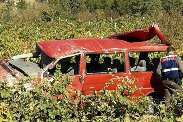 Kızının düğününe giderken kaza yaptı!