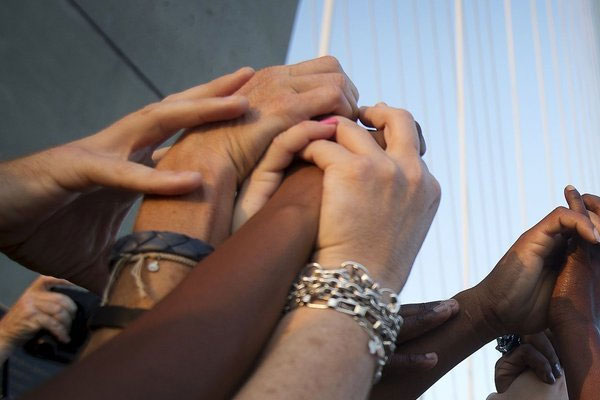 Afrikalı insanları hayvanlara benzettiler