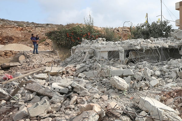 İsrail Filistinlilere ait evi yıktı